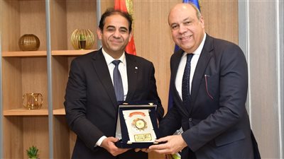  وزير الطيران المدني يشارك في مناقشة رسالة دكتوراه بكلية التجارة جامعة بورسعيد
