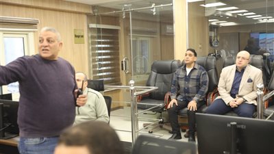 محافظ بني سويف يتابع من مركز السيطرة تداعيات حريق محدود بمحطة محولات قُشيشة