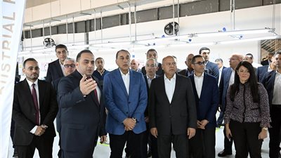 رئيس الوزراء يفتتح مصنع 