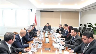 وزير الإسكان يعقد اجتماعا مع مسئولي شركة «سامكريت» لمتابعة المشروعات الجديدة