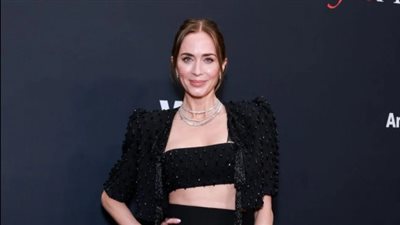 سعرها خيالي.. إيميلي بلانت بإطلالة مرصعة بالألماس وبنطال مثير للجدل