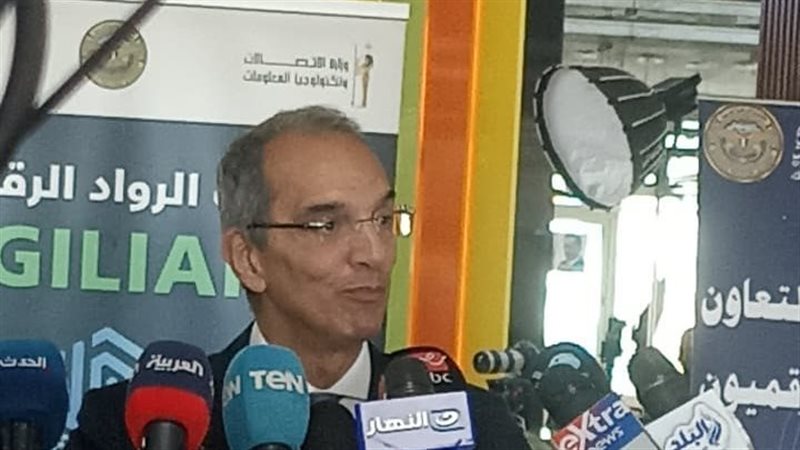  وزير الاتصالات وتكنولوجيا