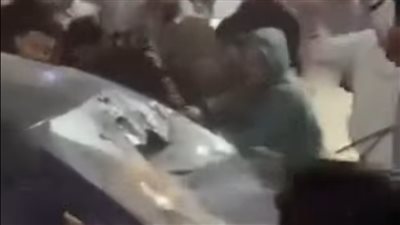 تسبب في وفاة شخص ودهس آخرين.. الأهالى يحطمون سيارة سائق ويسلمونه للشرطة بفيصل 