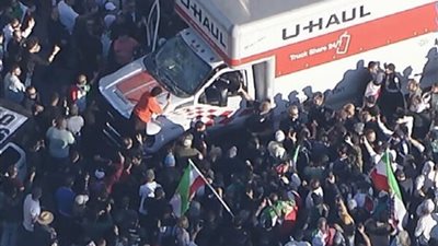 شاهد بالفيديو.. شاحنة تدهس محتجين ضد إيران في لوس أنجلوس الأمريكية
