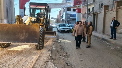 استجابة لمطالب الأهالي.. رئيس مدينة طهطا يقود حملة لتسوية طريق 
