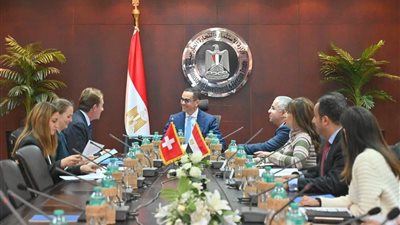 وزير الاستثمار يلتقي السفير السويسري بالقاهرة لبحث سبل تعزيزالتعاون الاقتصادي 