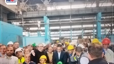 رئيس الوزراء يلتقط الصور التذكارية مع عمال مصنع مصر للألومنيوم بقنا
