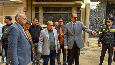 خلال جولة مفاجئة للمحافظ.. إحالة مسئول النظافة بحي شرق سوهاج للتحقيق
