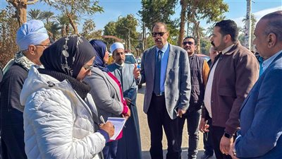 محافظ سوهاج يتفقد رصف طريق قرية إدفا ويؤكد الانتهاء خلال 15 يوما