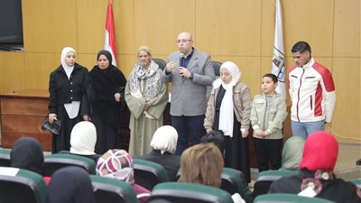 محافظ بني سويف يلتقي الشباب ويكرم أسرة الفقيد محمد معبد العزيز حسين
