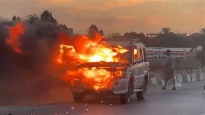نجاة سائق بمعجزة بعد احتراق سيارة فاخرة بالكامل على طريق الطود