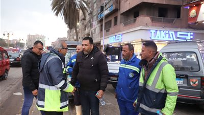 رئيس الصرف الصحي بالإسكندرية يتفقد العامرية والعجمي لمتابعة آثار النوة