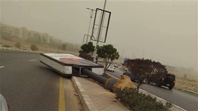 مدينة العبور بالقليوبية تحت الخطر.. إعلانات متهالكة وتلوث خانق وبلاغات استغاثة