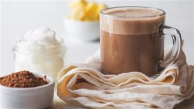 مشروب الشوكولاتة الساخنة بطعم كريمي غني يمكنك تحضيره في المنزل بسهولة وسرعة 	