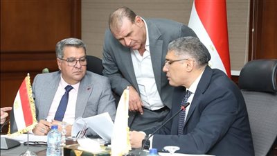 محافظ الجيزة يناقش شكاوى المواطنين ويوجه بحلول فورية خلال اللقاء الأسبوعي