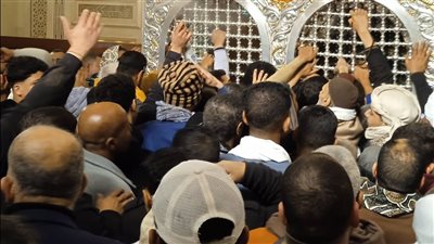 حشود من المحبين في الليلة الختامية لمولد السيدة زينب|صور