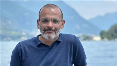 لماذا تتجاهل المهرجانات السينمائية أيمن بهجت قمر؟ السيناريست يكشف الأسباب