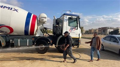 جهاز مدينة العبور يشن حملات مكثفة لرفع الإشغالات وضبط سيارة خرسانة مخالفة 