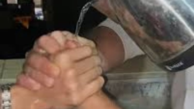 سكب الماء المغلي