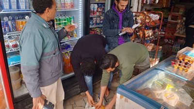 حملة موسعة للسلامة الغذائية بالزرقا تسفر عن محاضر وإعدام أغذية فاسدة