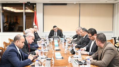 وزير الإسكان يلتقي وفداً من شركة (Saint-Gobain) الفرنسية لبحث أوجه التعاون