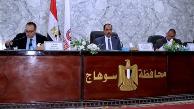 محافظ سوهاج يناقش الموقف التنفيذي لملفات التقنين والتصالح والمتغيرات المكانية 