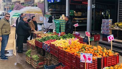 محافظ الدقهلية يتفقد المعرض الدائم للسلع الغذائية بشارع عبد السلام عارف 