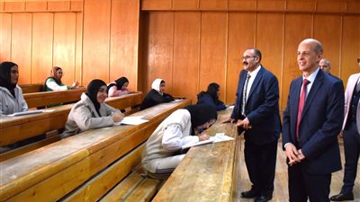 بيئة امتحانية مثالية للطلاب.. جولة تفقدية لرئيس جامعة بني سويف داخل الكلية