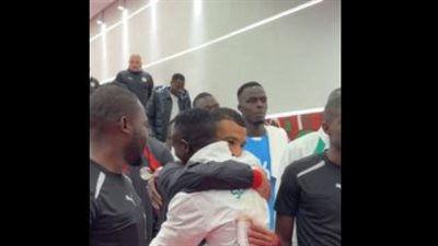 عناق حار بين صلاح وساديو ماني قبل معركة مصر والسنغال بأمم أفريقيا