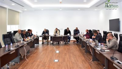 رئيس العلمين الجديدة يجتمع بمجلس الأمناء لبحث آليات التعاون ودعم جودة الحياة