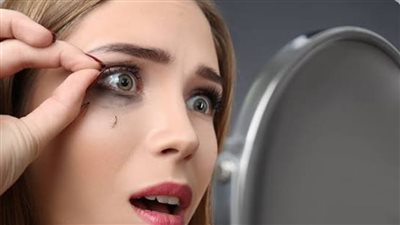 4 عادات تسبب تساقط الرموش.. منها طريقة إزالة المكياج