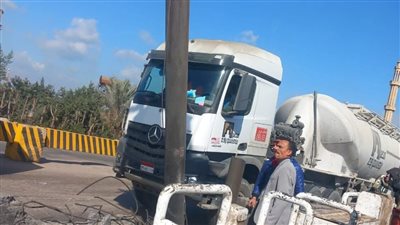 اصطدام سيارة نقل بعمود إنارة بطريق بنها- كفر شكر بمحافظة القليوبية 
