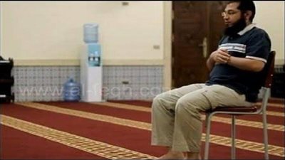 ما حكم صلاة الإمام بالمأمومين وهو جالس؟ وهل يختلف الحكم في الفريضة؟ 