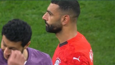 لاعبو منتخب مصر يوجهون إشارة الرشوة لحكام مباراة السنغال 