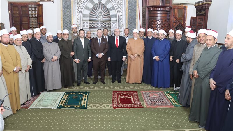 محافظ بنى سويف يتوسط