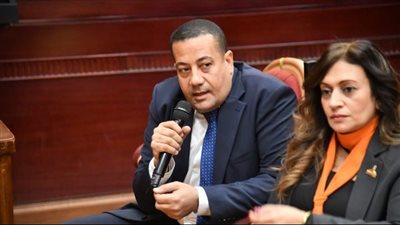 عضو بالشيوخ يثمن تشريع قانون لتنظيم استخدام الأطفال لمواقع التواصل 