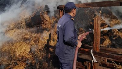 السيطرة على حريق ببالات قش الأرز بالسنطة البلد دون إصابات