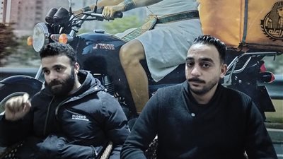 أمهلهم 11 ثانية.. سائق سيارة يدهس مناديب شحن أمام شركة ويصيب 3 منهم