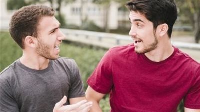 هل يجوز أن يتكلم الشخص ويحكي عن ما يفعله من الذنوب والمعاصى؟