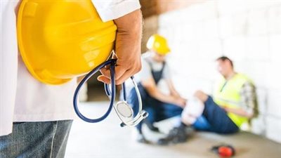 العلاج والتعويض.. إلزام صاحب العمل حال إصابة العامل 