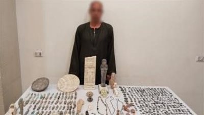 كنز فرعوني داخل منزل بالمنيا.. التحقيق مع متهم ضبط بحوزته 526 قطعة أثرية