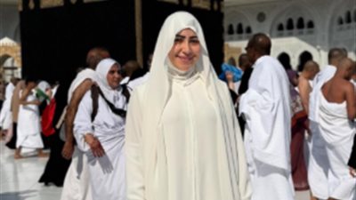 بالثوب الأبيض.. بوسي تؤدي مناسك العمرة وتشارك جمهورها 
