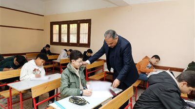 محافظ الشرقية يتفقد لجان امتحانات الفصل الدراسي الأول للشهادة الإعدادية بمدرسة