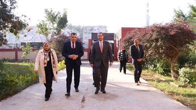 محافظ دمياط يتفقد لجان الشهادة الإعدادية ويطمئن على انتظام الامتحانات اليوم