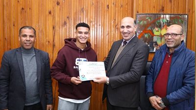 رئيس جامعة الزقازيق ونائبه يكرّمان منتخب كرة القدم الفائز ببطولة الجيش 