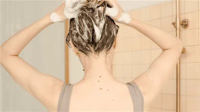 كم مرة يجب غسل الشعر؟ الإفراط الخفي الذي يدمر صحة فروة الرأس 	
