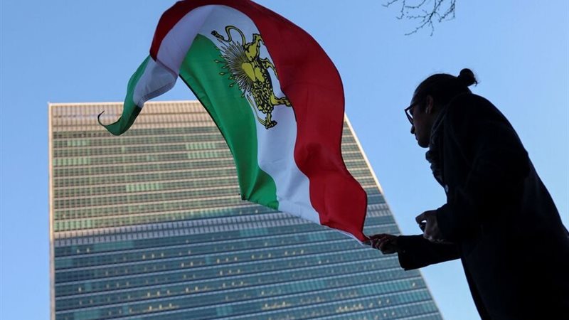 علم إيران