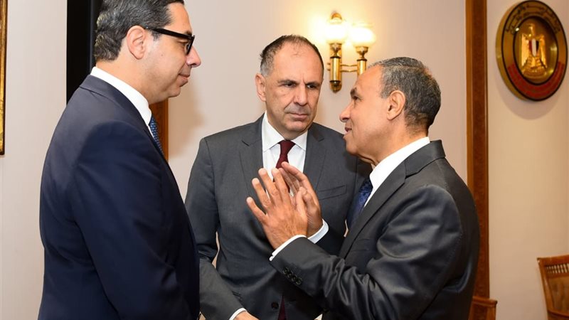 مشاورات سياسية لوزراء