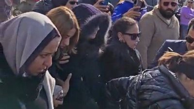 انهيار الفنانة شيرين في جنازة شقيقها بمسجد السيدة نفيسة