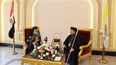 بطريرك الأقباط الكاثوليك يطمئن على صحة البابا تواضروس